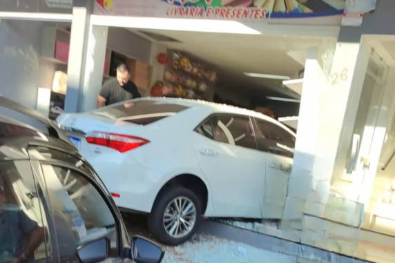 Clientes e atendente estavam na loja no momento do acidente, mas ninguém se feriu