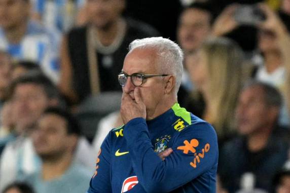 Goleada para a Argentina tornou a continuidade do treinador no cargo insustentável