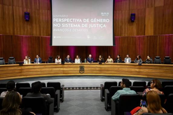 Para a coordenadora do CAOEVCM, Ivana Battaglin, é urgente que as instituições, em um esforço conjunto, busquem incorporar, de maneira efetiva, a perspectiva de gênero.