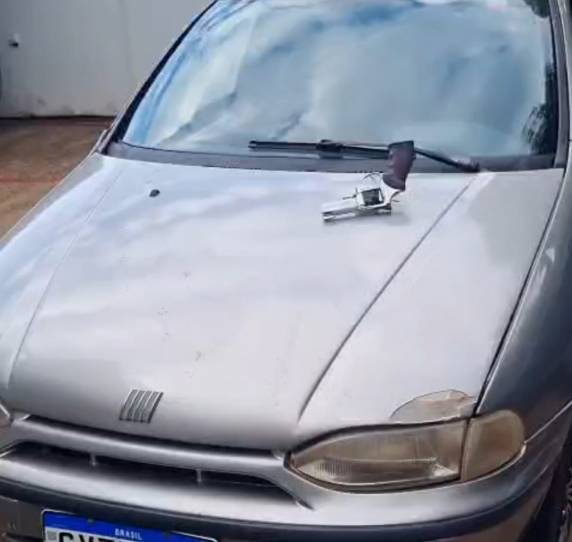 Os dois indivíduos foram presos em casa no final da tarde deste sábado