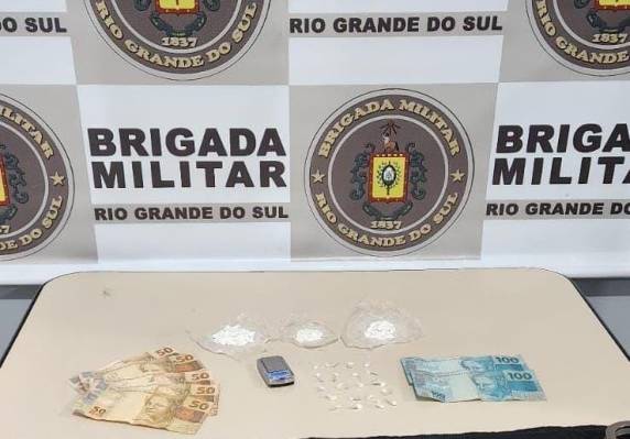 Os policiais localizaram o suspeito que ao perceber a presença da viatura policial tentou se esconder atrás de outro veículo estacionado.