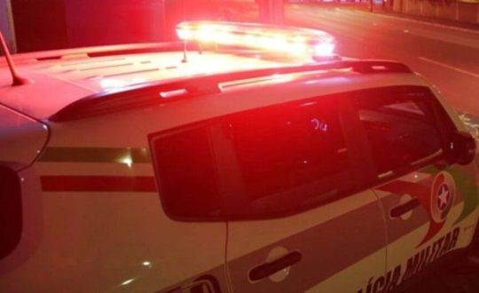 Ao fugir da casa, homem foi perseguido e agredido por populares