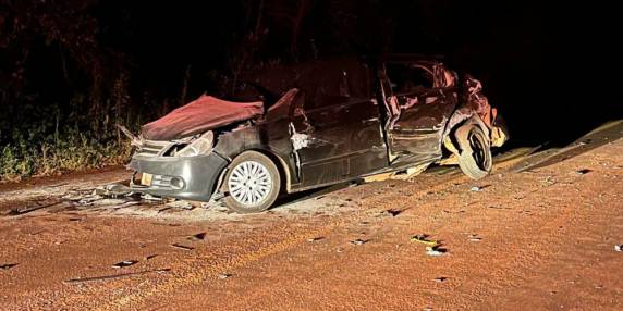 Colisão entre Gol, carreta e Ford Focus resultou na morte de uma passageira e deixou o condutor gravemente ferido; trânsito ficou bloqueado até a chegada da perícia.