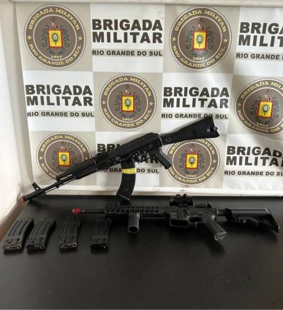 Foram apreendidos uma réplica de fuzil AK-47 com um carregador e uma réplica de fuzil AR-15 com quatro carregadores.