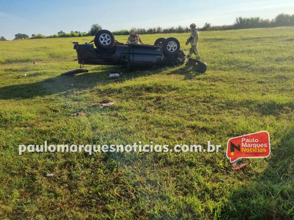 Caminhonete capota após bater na traseira de um caminhão e deixa uma pessoa ferida, na RS-342 em Três de Maio - foto 2
