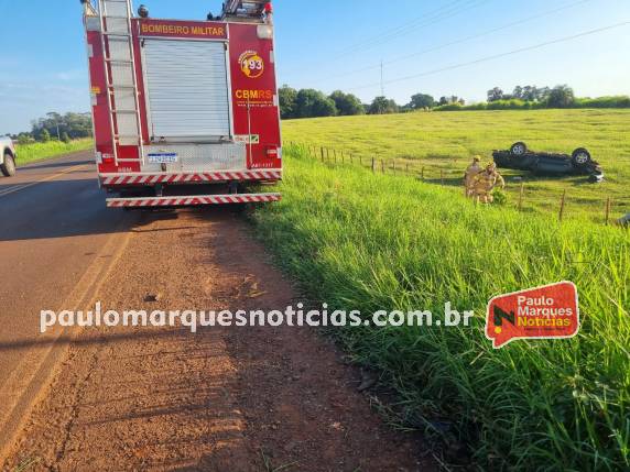 Caminhonete capota após bater na traseira de um caminhão e deixa uma pessoa ferida, na RS-342 em Três de Maio - foto 4