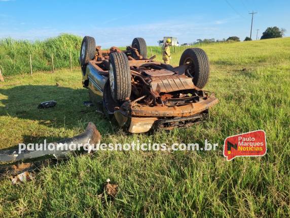 Caminhonete capota após bater na traseira de um caminhão e deixa uma pessoa ferida, na RS-342 em Três de Maio - foto 5