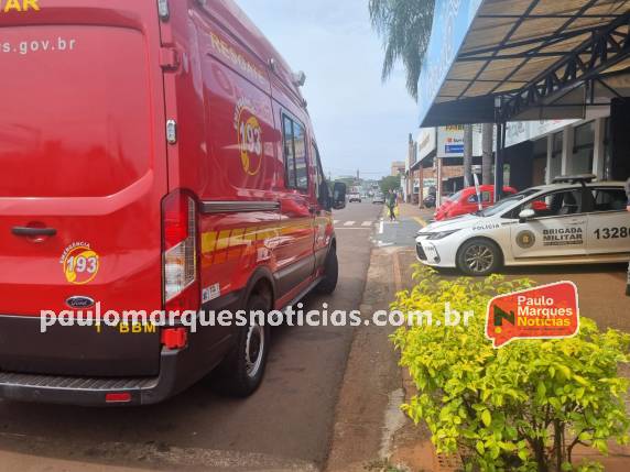 O acidente ocorreu na rótula de entroncamento das ruas Horizontina e Mato Grosso, na esquina da Sorveteria Creme Rei