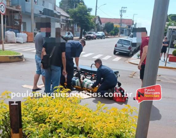 O acidente ocorreu na rótula de entroncamento das ruas Horizontina e Mato Grosso, na esquina da Sorveteria Creme Rei