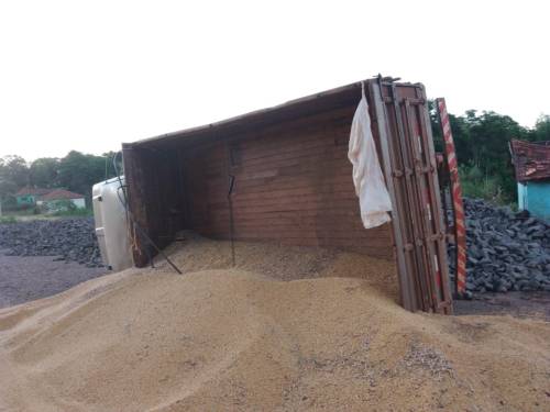 Caminhão carregado de soja tombou na ERS 305 em Alto Crissiumal - foto 2