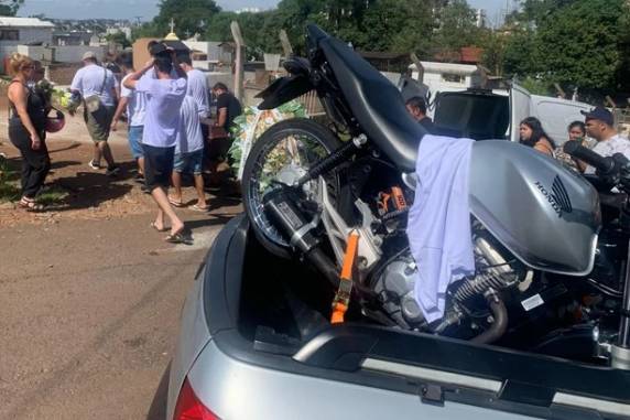 Sepultado o jovem que morreu em acidente de moto na BR-285; motorista que causou acidente ainda não foi identificado - foto 4