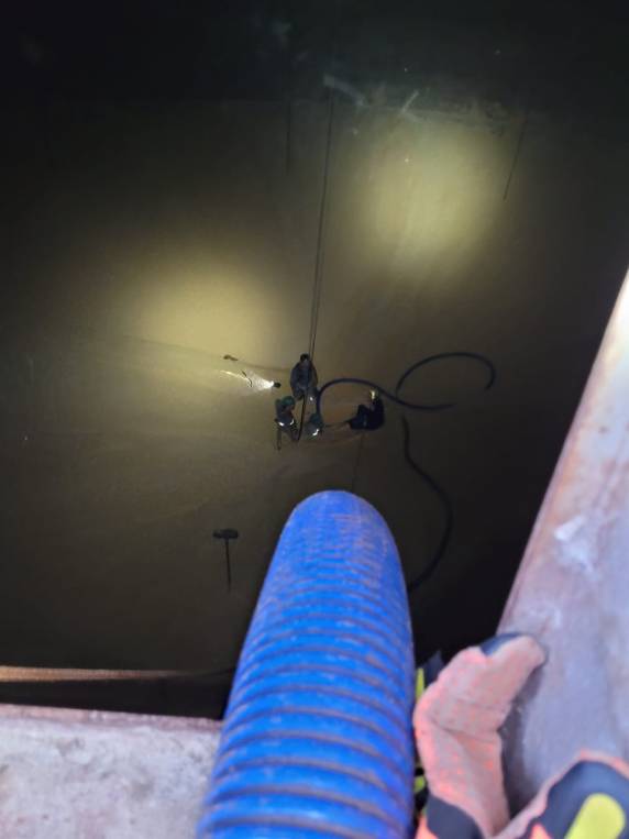 Trabalhador fica parcialmente soterrado por grãos em um silo no interior de Independência - foto 3