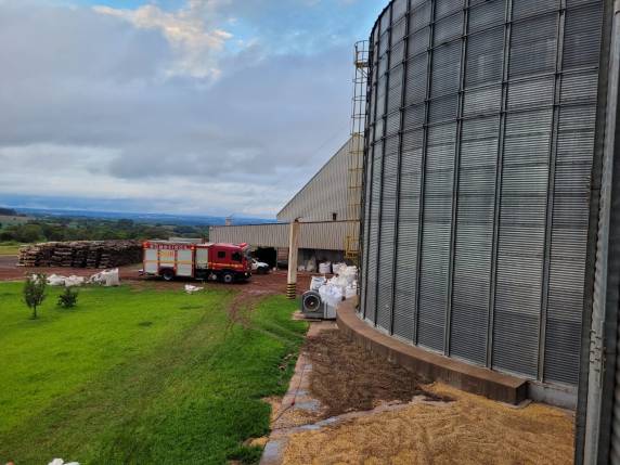 Trabalhador fica parcialmente soterrado por grãos em um silo no interior de Independência - foto 2