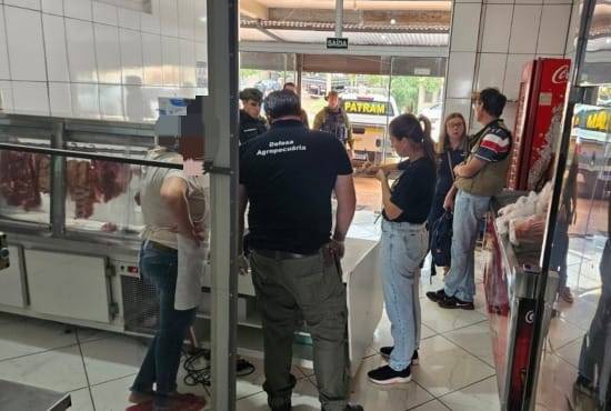 Um mercado foi totalmente interditado devido às péssimas condições de higiene.