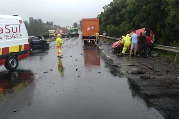 Colisão envolveu quatro carros e um caminhão na tarde de quarta-feira (3)