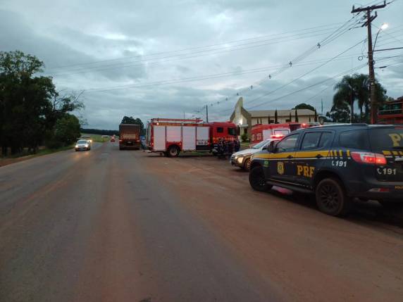 Um Celta, que transitava por uma estrada vicinal, acabou cruzando a via e colidiu com o caminhão.