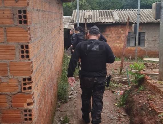 Foram cumpridos, nos bairros Mutirão, Seis de Maio e Promorar II, na cidade de Palmeira das Missões, três mandados judiciais de busca e apreensão, sendo apreendidos aparelhos de telefone celular.