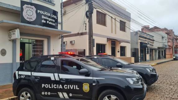 Foram cumpridos, nos bairros Mutirão, Seis de Maio e Promorar II, na cidade de Palmeira das Missões, três mandados judiciais de busca e apreensão, sendo apreendidos aparelhos de telefone celular.
