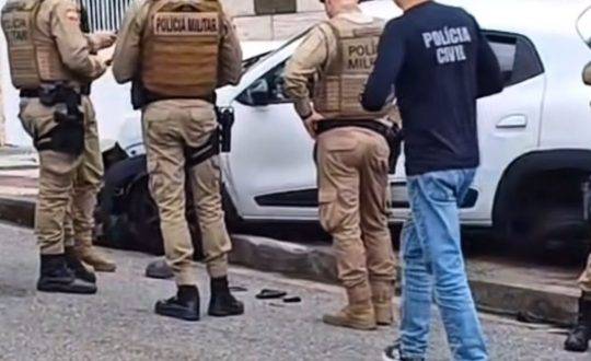 Durante a fuga, uma das crianças foi jogada para fora do veículo