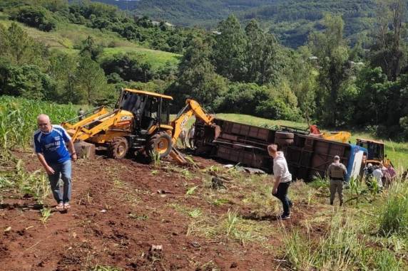 Ao menos sete pessoas morreram após coletivo sair da pista e tombar. Veículo com 35 pessoas fazia excursão para o Vale do Taquari