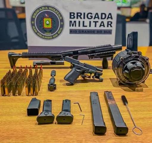 Os policiais fizeram buscas no local, mas o suspeito não foi encontrado. A mochila, no entanto, foi localizada no pátio da residência.