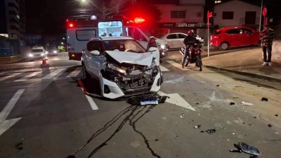 Colisão com capotamento é registrada na Vila Popular, em Passo Fundo - foto 4