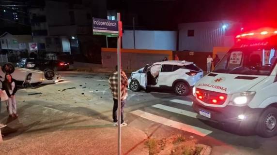 Colisão com capotamento é registrada na Vila Popular, em Passo Fundo - foto 2