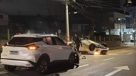 Colisão com capotamento é registrada na Vila Popular, em Passo Fundo - foto 3