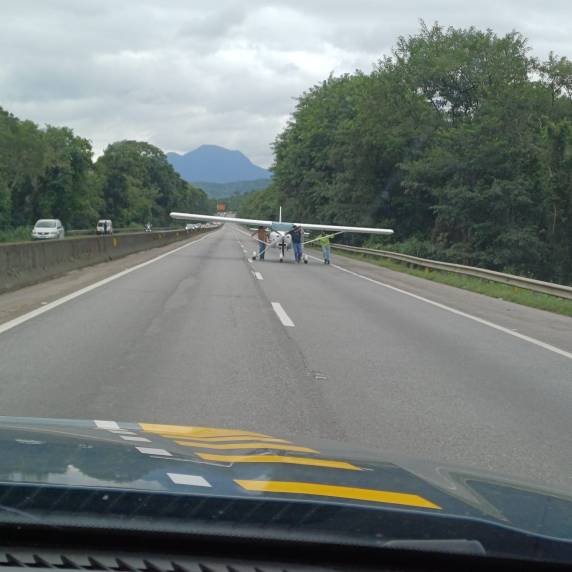 Não houve colisão com nenhum veículo. O avião foi empurrado e colocado para fora da pista. 