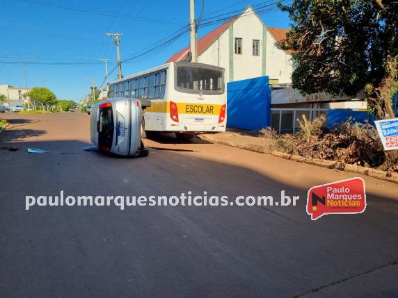 Veículo tomba após bater no canteiro central de avenida no Centro de Três de Maio - foto 3