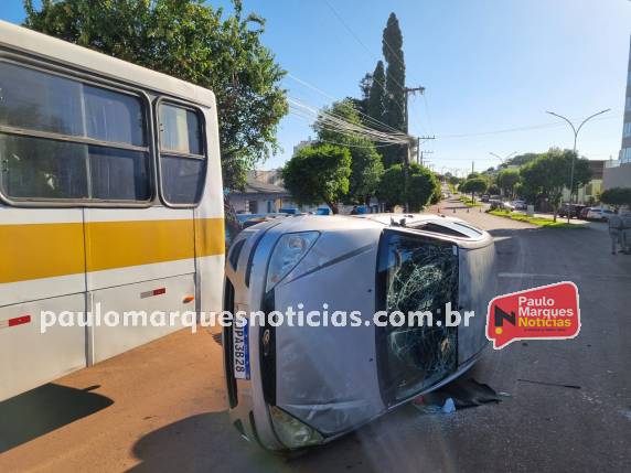 Veículo tomba após bater no canteiro central de avenida no Centro de Três de Maio - foto 4