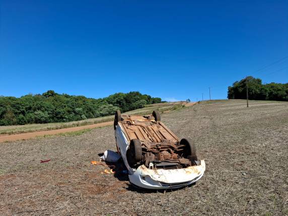 Veículo capota e três pessoas ficam feridas próximo a BR-285 - foto 2