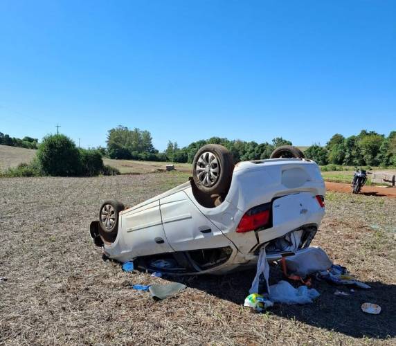 Veículo capota e três pessoas ficam feridas próximo a BR-285 - foto 3