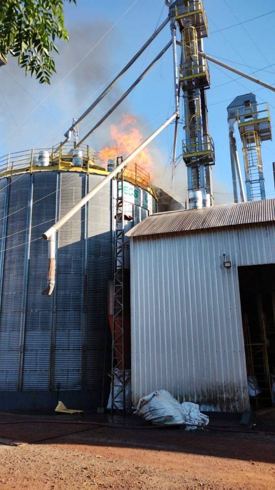Incêndio atinge silo de armazenamento de grãos no interior de São Luiz Gonzaga - foto 2