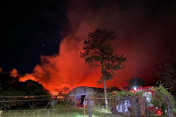 Chamas começaram por volta de 18h10min de domingo (6). Não há feridos