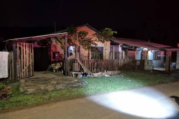 Um cachorro, que estava no pátio da casa, também foi atingido pelos disparos e morreu