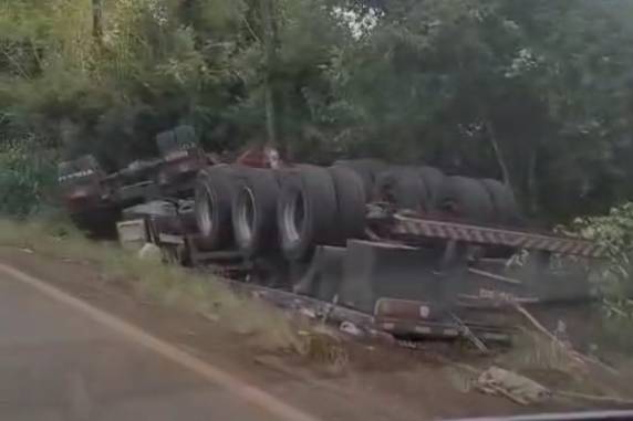 Carreta capota na lateral da RS-342 em Horizontina - foto 2