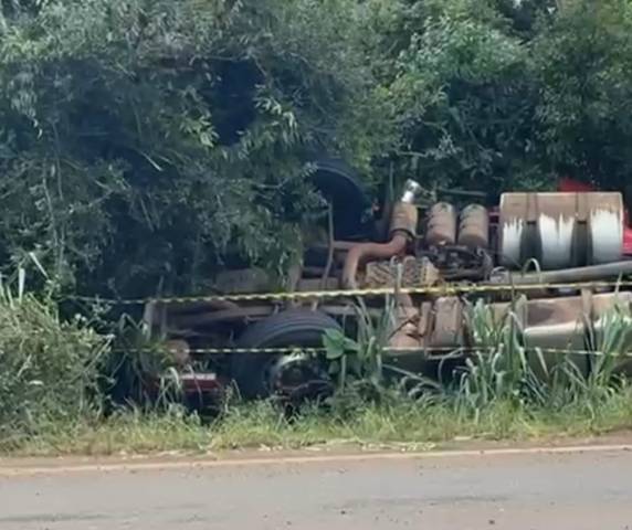 Carreta capota na lateral da RS-342 em Horizontina - foto 4