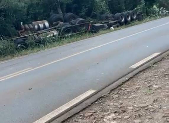 Carreta capota na lateral da RS-342 em Horizontina - foto 3