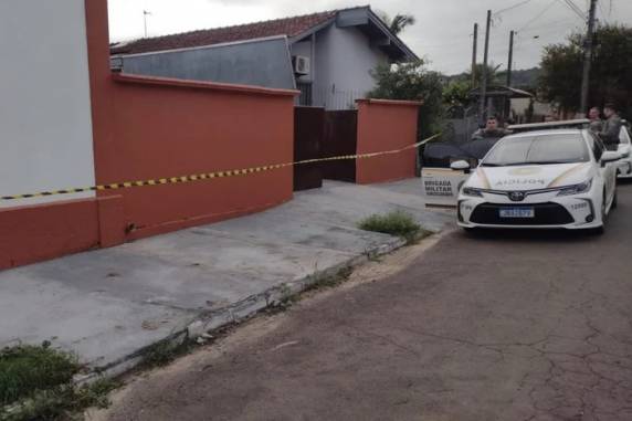 Muriel Vanin da Silva foi encontrado morto dentro de casa, no bairro Navegantes. Namorada da vítima, de 37 anos, teria confessado o crime durante uma ligação, conforme a polícia