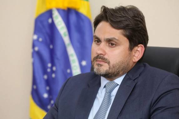 De acordo com a investigação da Polícia Federal, ele é suspeito de corrupção, lavagem de dinheiro e organização criminosa durante seu mandato como deputado federal