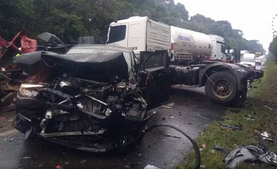 Acidente entre carros e caminhões deixa três mortos na BR-116 em SC - foto 4