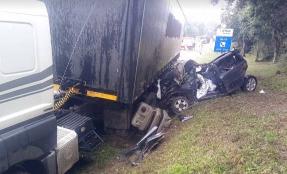 Acidente entre carros e caminhões deixa três mortos na BR-116 em SC - foto 2