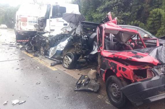 Três caminhões e quatro automóveis se envolveram em tragédia nesta terça, na BR-116.