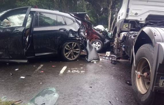 Acidente entre carros e caminhões deixa três mortos na BR-116 em SC - foto 3