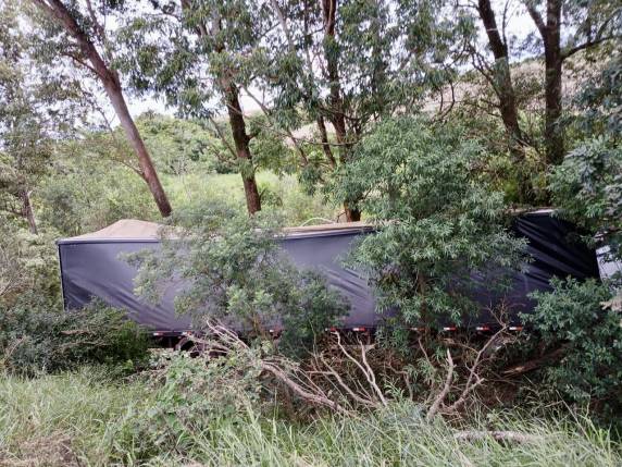 Caminhoneiro ficou ferido após saída de pista na BR-285 em São Luiz Gonzaga - foto 3