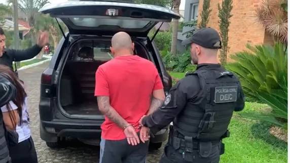 Homem apontado como líder da quadrilha foi preso em um condomínio fechado em Viamão, na Região Metropolitana. O imóvel teria custado em torno de R$ 1 milhão