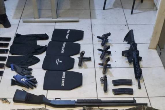Policiais foram até o local, onde grupo estaria se preparando para atacar rivais. No local, encontraram um fuzil, uma escopeta, quatro pistolas, um carro roubado e coletes balísticos