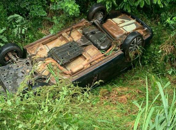 Um dos veículos capotou na lateral da rodovia na saída para Tuparendi