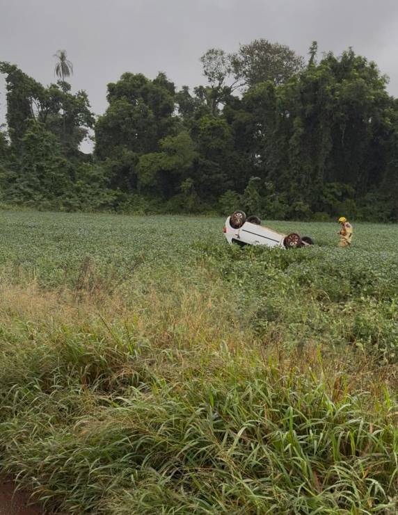 Motorista fica ferido sem gravidade após capotar veículo na RS-344 em Santa Rosa - foto 3